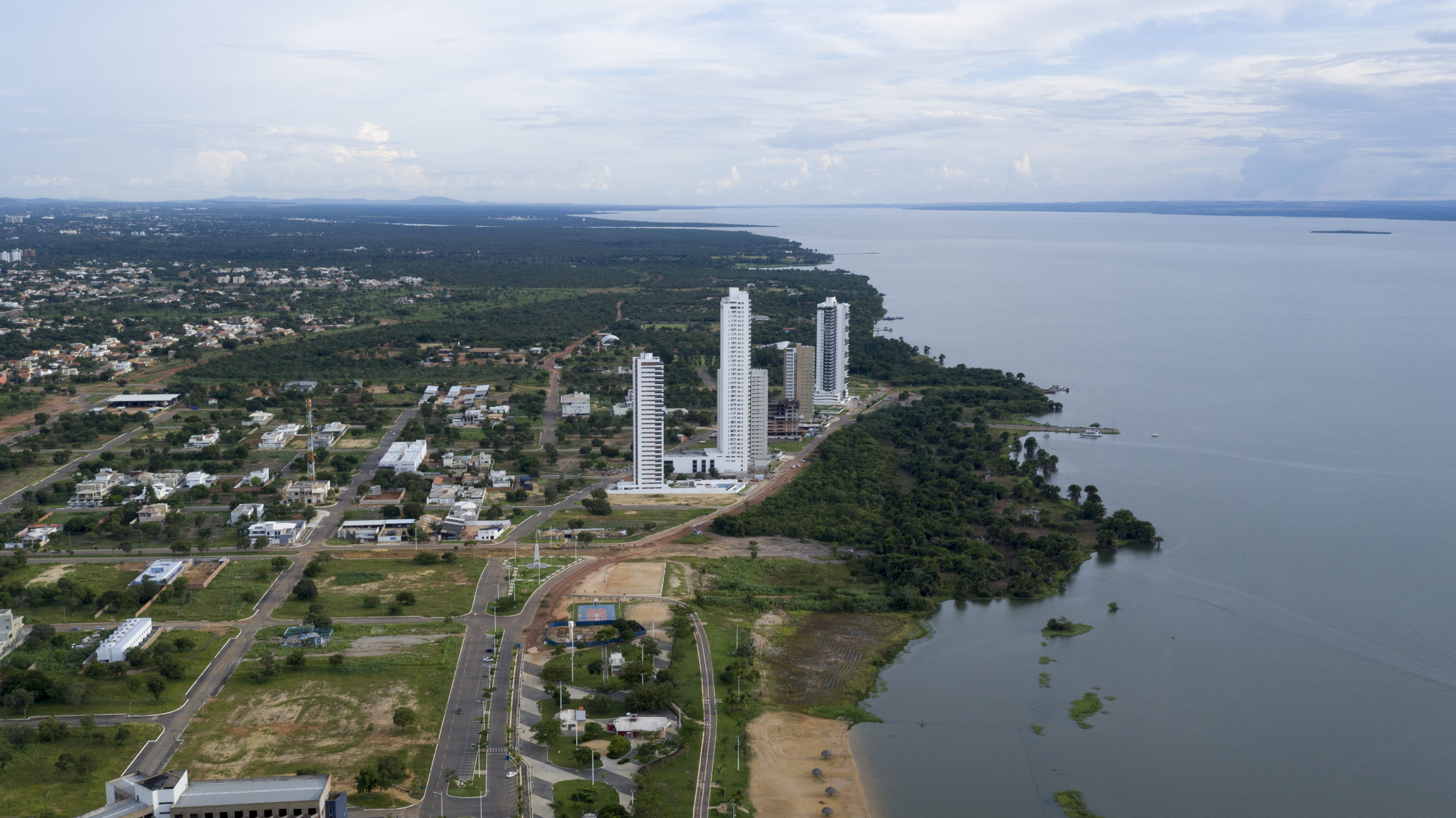 Vista aérea real da orla e do lago de Palmas